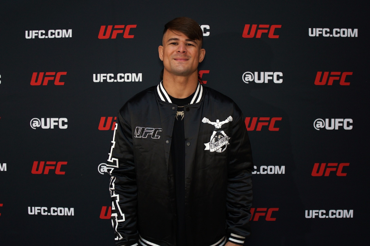 Diego Lopes posa para foto no media day do UFC 295.