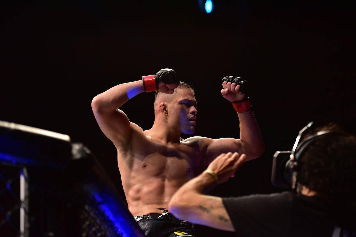 Elves Brener comemora vitória no UFC SP.