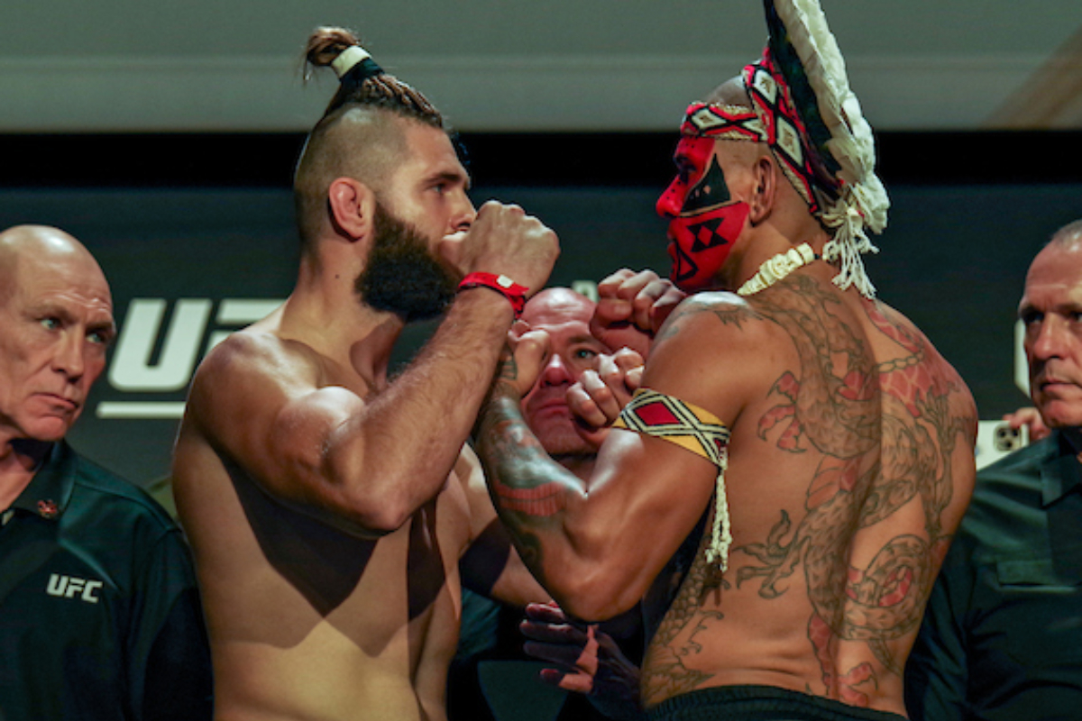 Alex Poatan (à direita) e Jiri Prochazka se encaram pela última vez antes do UFC 295.