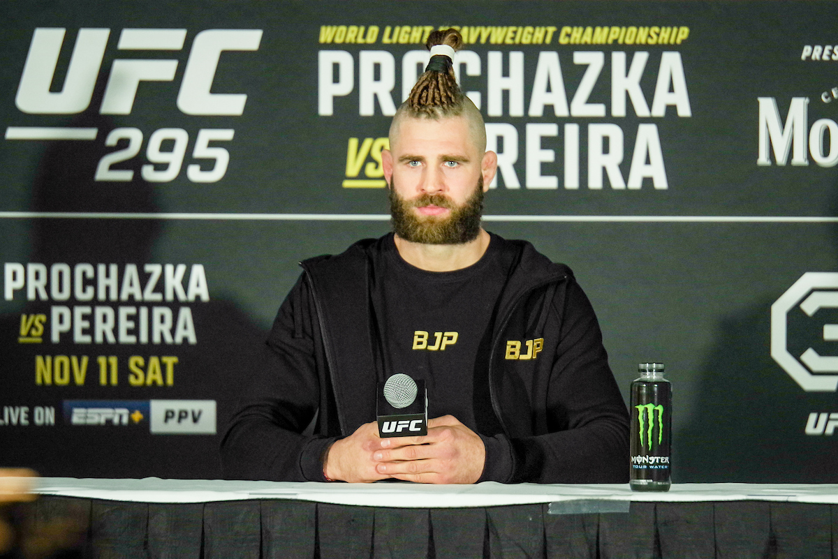 Jiri Prochazka no media day do UFC 295.