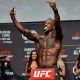 Marc Diakiese mostra o dedo do meio para a torcida brasileira na pesagem cerimonial do UFC SP