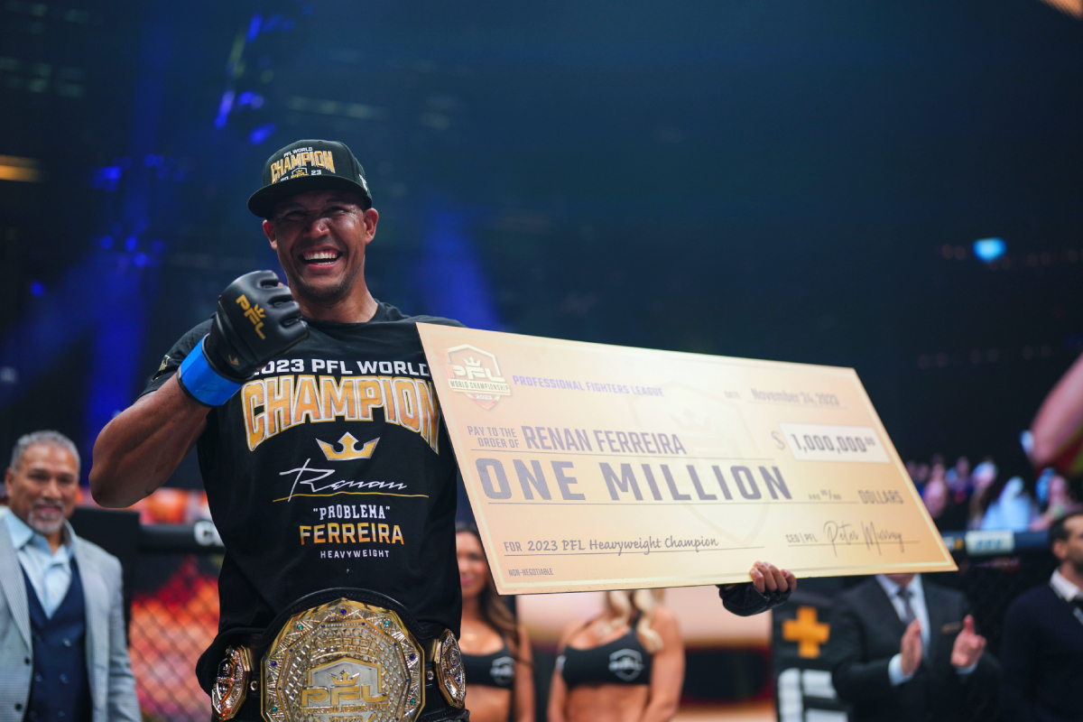 Renan Problema celebra conquista do GP peso-pesado 2023 da PFL.