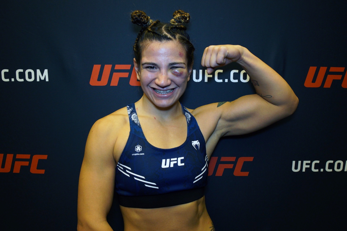 Com olho inchado, Ailin Perez posa para foto após luta no UFC Vegas 82
