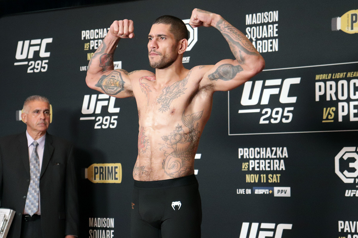 Alex Poatan posa para fotos após bater o peso para o UFC 295