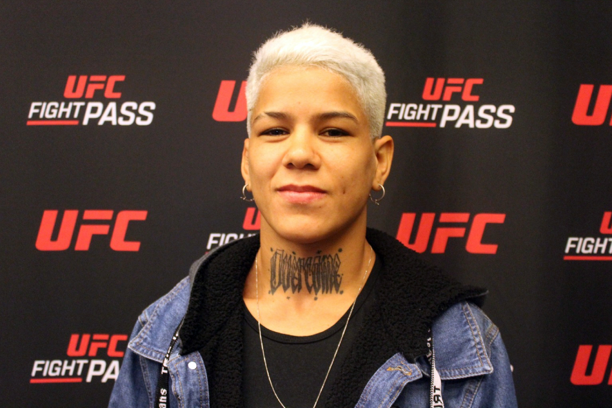 Denise Gomes posa para fotos após dar entrevista para a Ag Fight