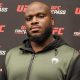 Derrick Lewis posa para fotos após dar entrevista para a Ag Fight