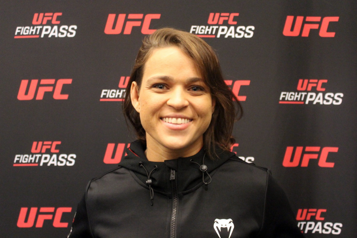 Eduarda Ronda posa para fotos após dar entrevista para a Ag Fight