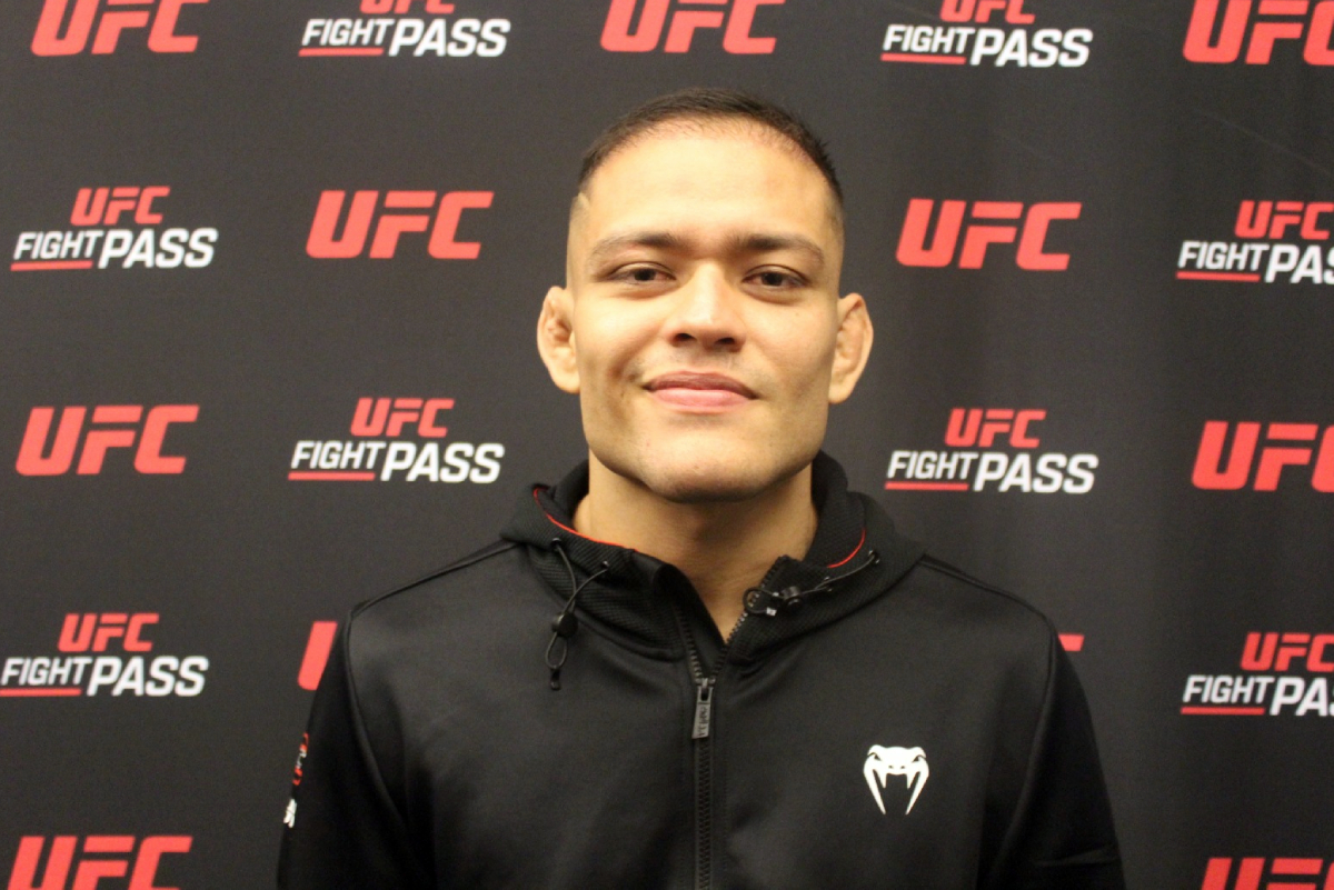 Elves Brener posa para fotos após dar entrevista para a Ag Fight