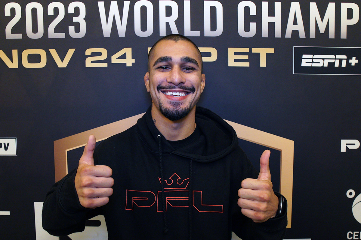 Gabriel Braga posa para fotos após dar entrevista antes da final da PFL 2023