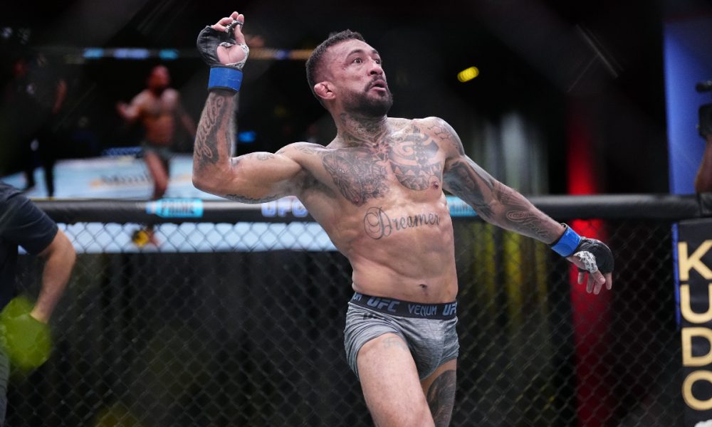 De virada, Joanderson Tubarão finaliza rival e amplia boa fase no UFC