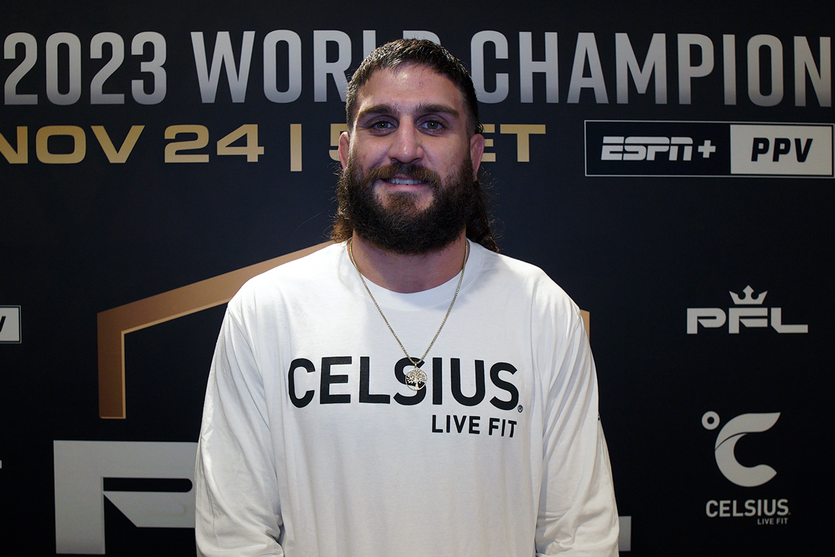 Joshua Silveira posa para fotos após dar entrevista antes da final da PFL 2023