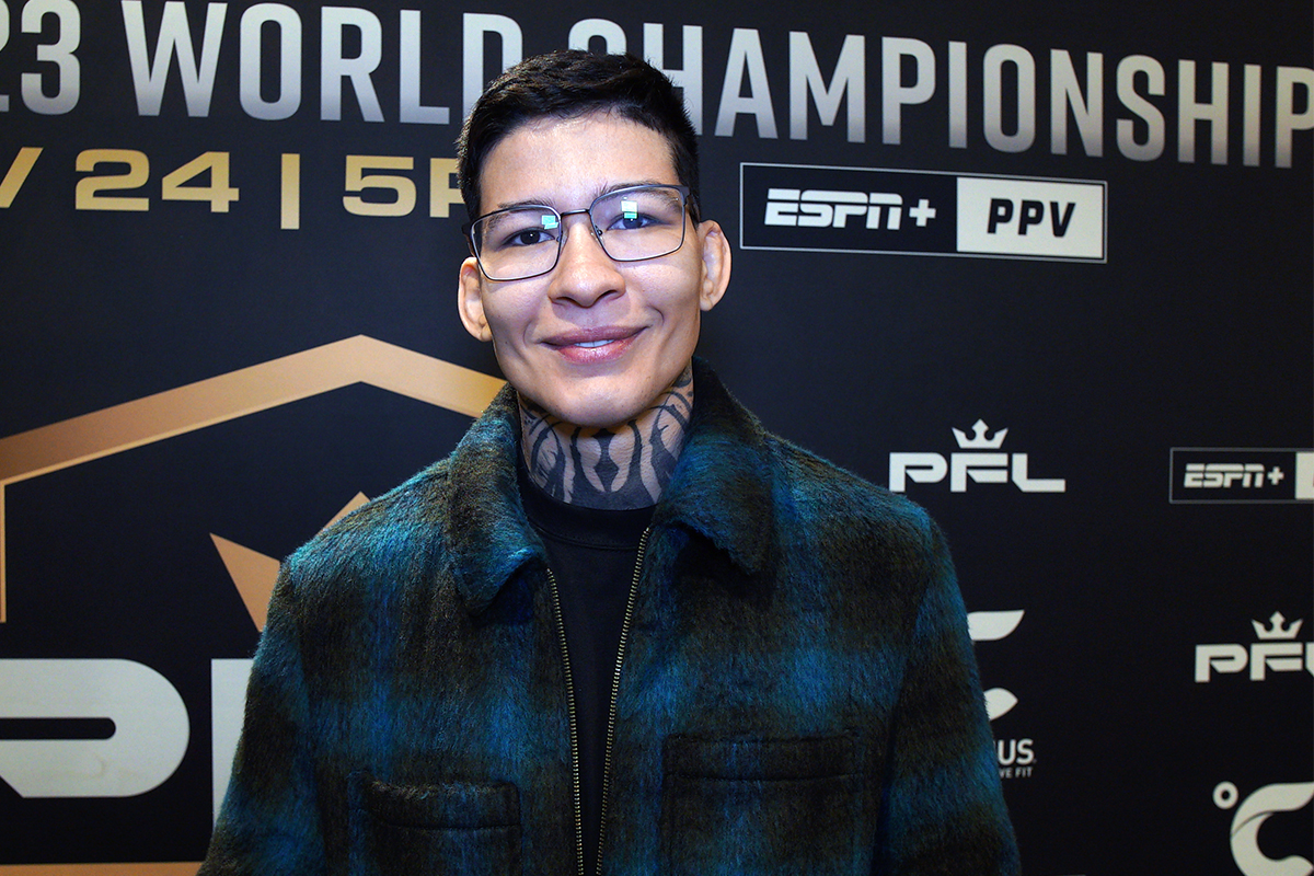 Larissa Pacheco posa para fotos após dar entrevista antes da final da PFL 2023