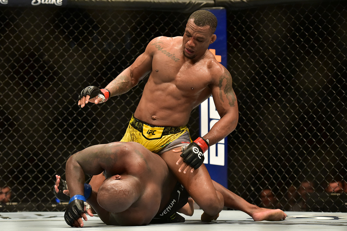 Jaílton Malhadinho monta em Derrick Lewis, que tenta escapar da posição