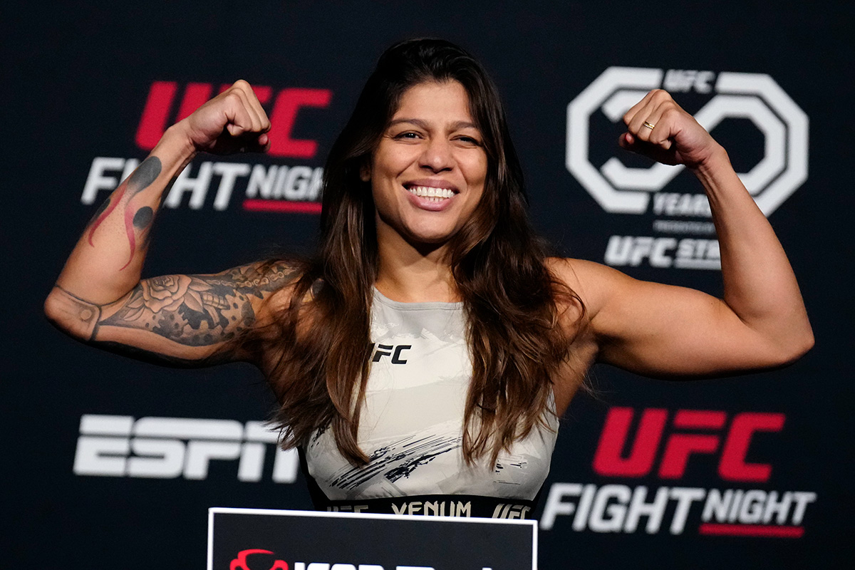 Mayra Sheetara Bueno posa para fotos após bater o peso para luta no UFC