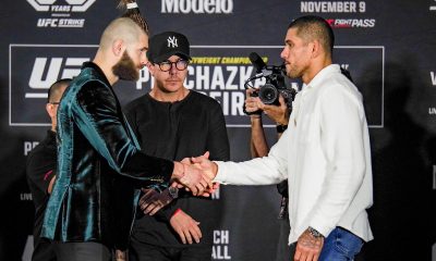 Prochazka e Poatan se cumprimentam na coletiva de imprensa do UFC 295