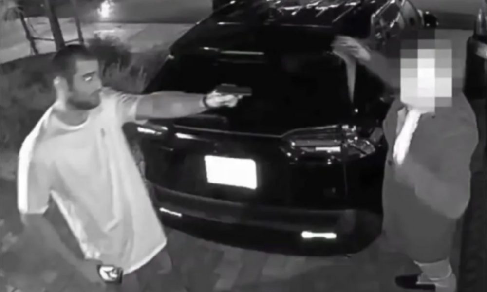 Sean Strickland aponta arma para suspeito de invadir sua casa em Las Vegas; veja