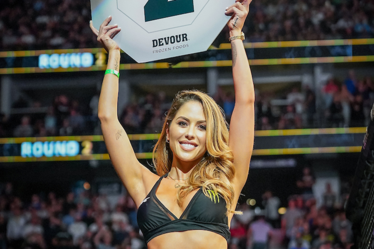 Brittney Palmer atua como ring girl no UFC 261.