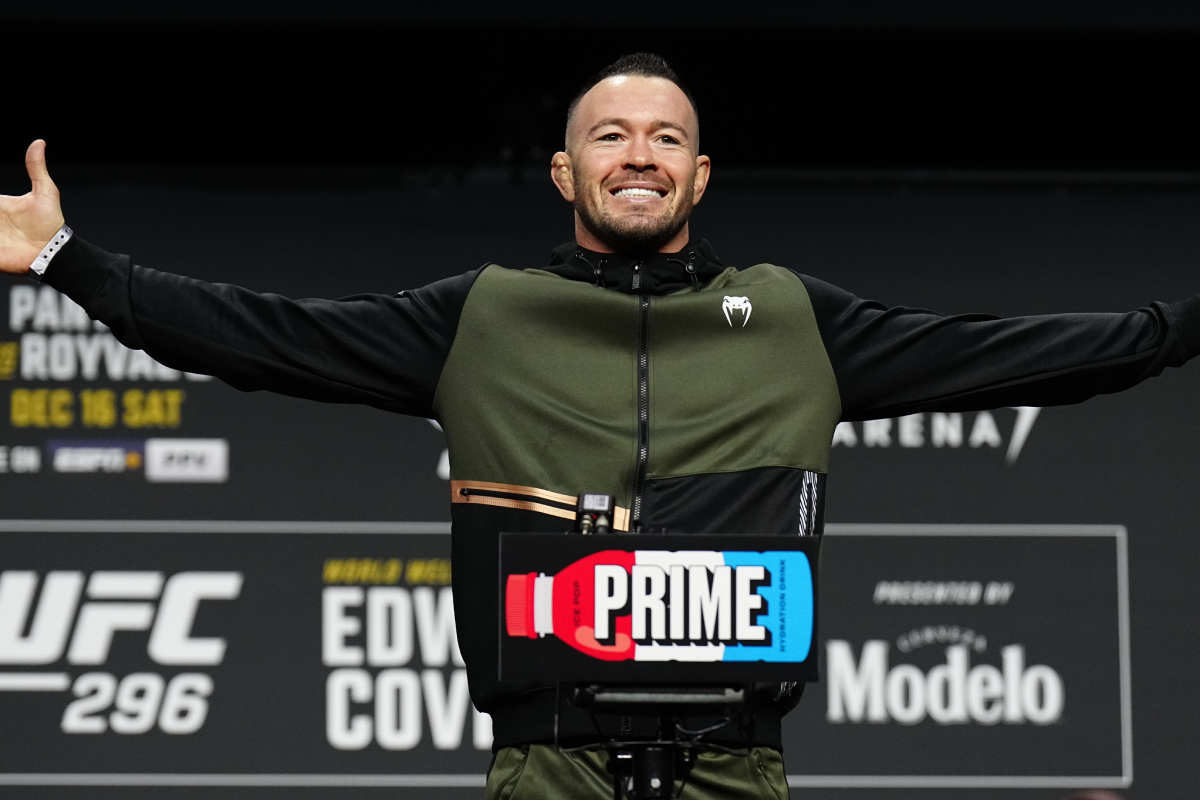 Colby Covington sorri na balança da pesagem cerimonial do UFC 296.
