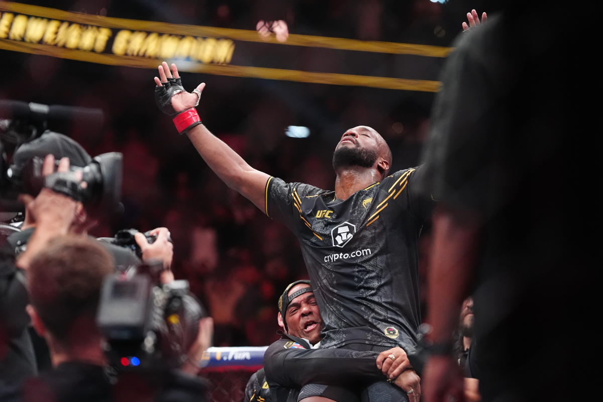 Leon Edwards celebra vitória sobre Colby Covington no UFC 296.
