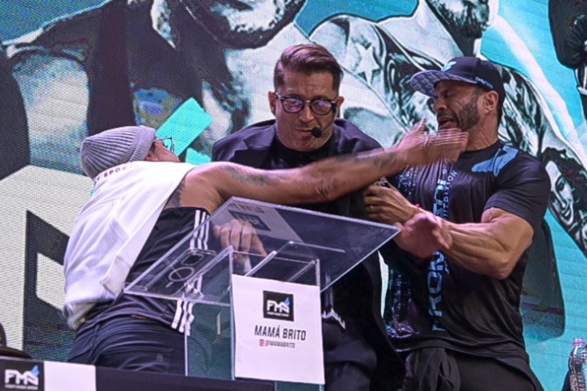 Popó quase acerta tapa no rosto de Bambam na coletiva do FMS 4.