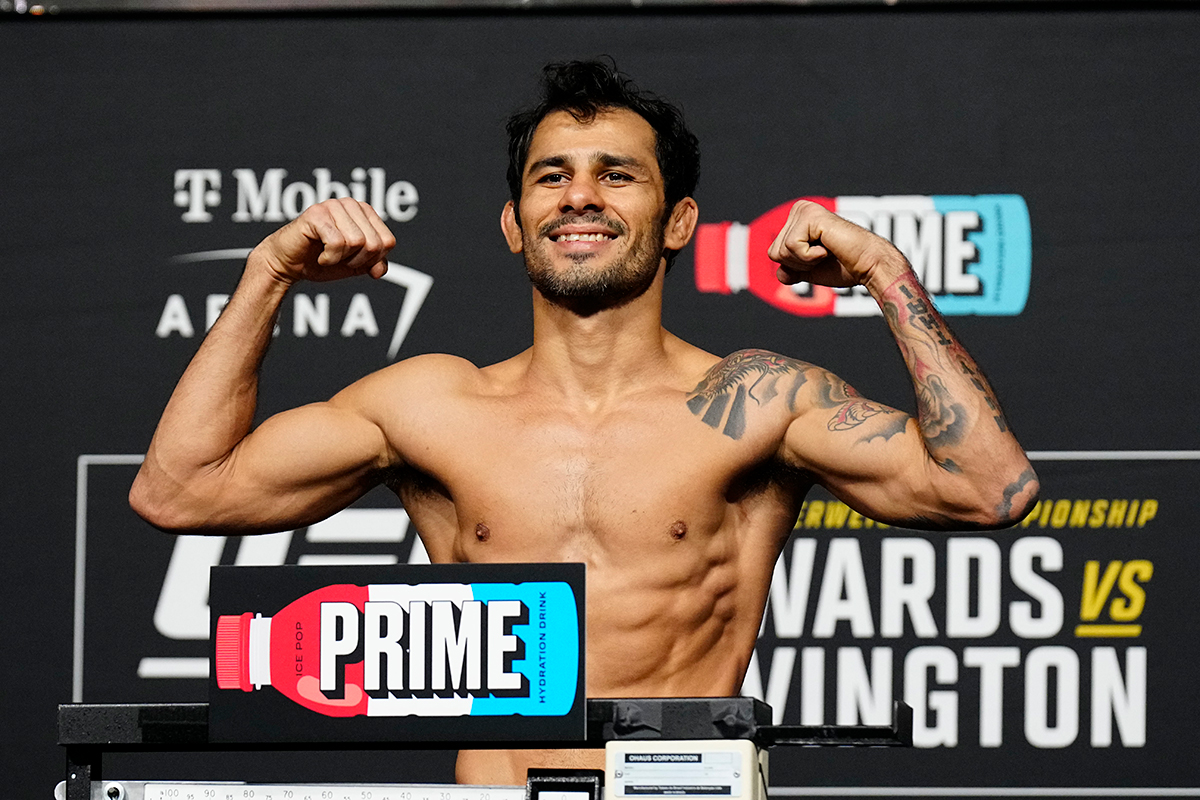 Alexandre Pantoja posa para fotos logo após se pesar para o UFC 296
