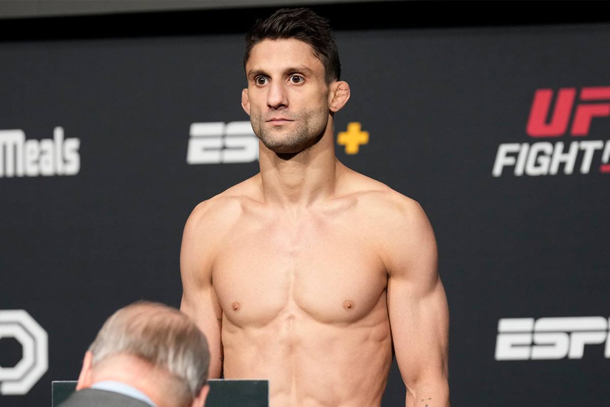 Allan Puro Osso Nascimento sobe na balança e espera o anúncio de seu peso antes de luta no UFC