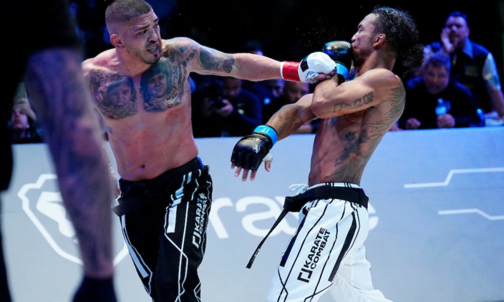 Em duelo acirrado, Anthony Pettis vence trilogia contra Ben Henderson no Karate Combat 43