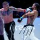 De lado, Anthony Pettis golpeia Ben Henderson em duelo no Karate Combat 43