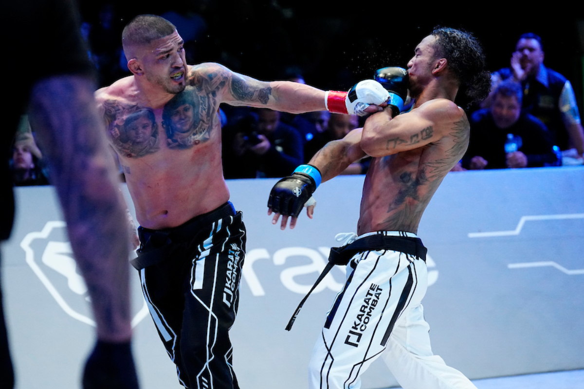 De lado, Anthony Pettis golpeia Ben Henderson em duelo no Karate Combat 43