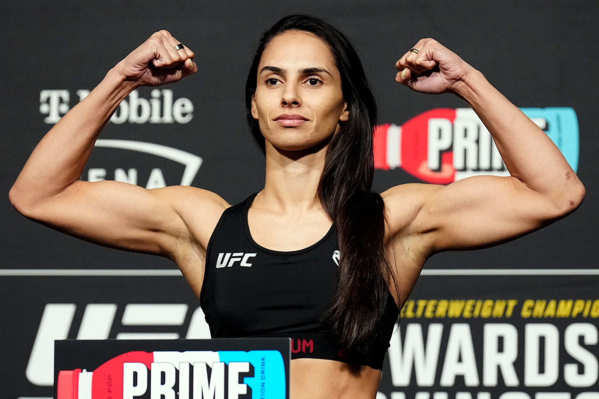 Ariane Lipski bate o peso e posa para fotos durante a pesagem oficial do UFC 296