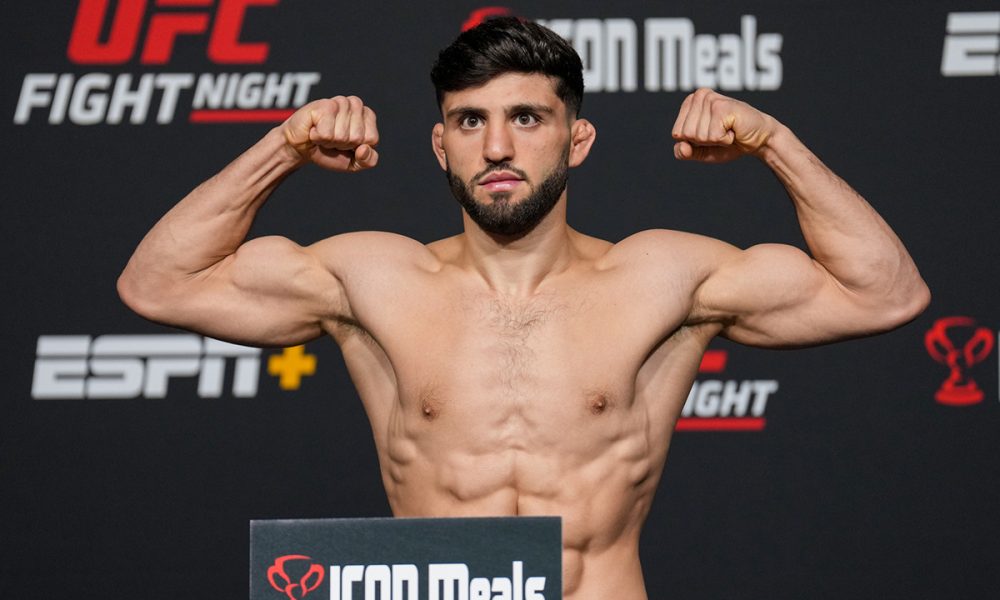 Preterido no peso-leve, Arman Tsarukyan cogita buscar título nos penas do UFC