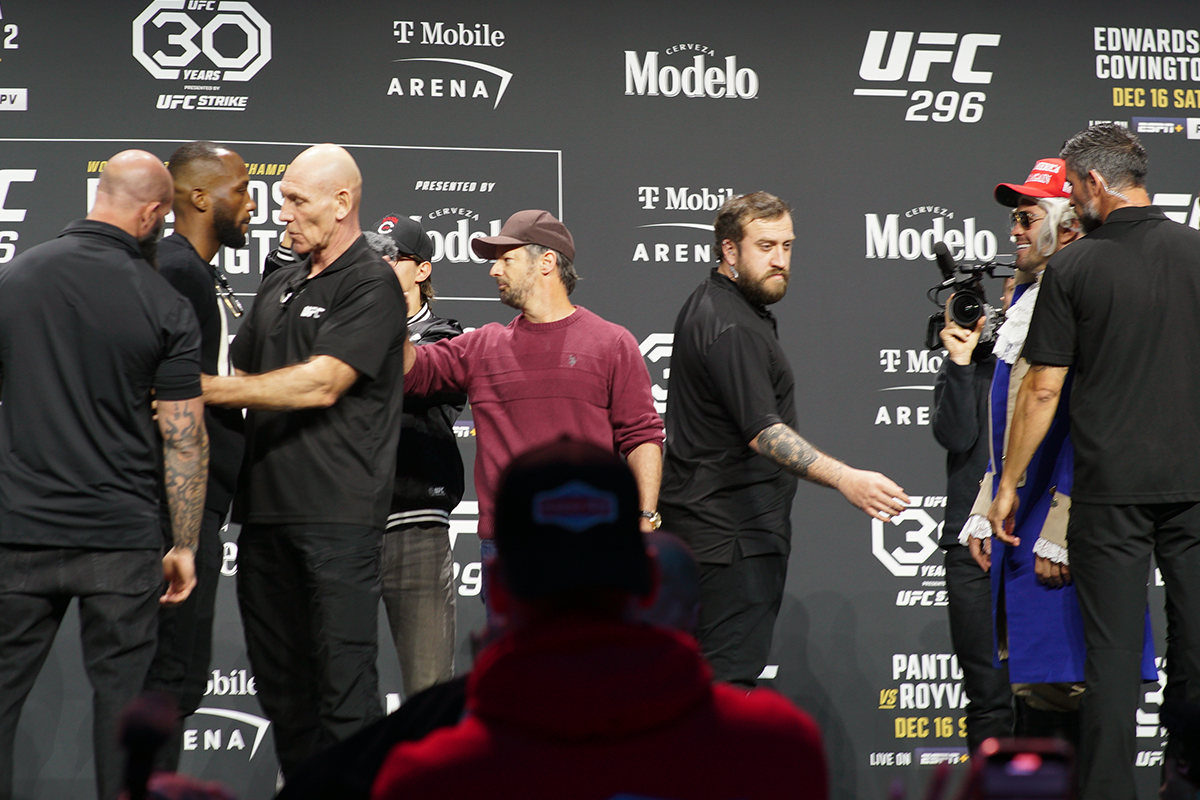 Leon Edwards e Colby Covington são contidos por seguranças depois da coletiva de imprensa do UFC 296