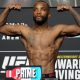 Leon Edwards posa para fotos logo após se pesar para o UFC 296