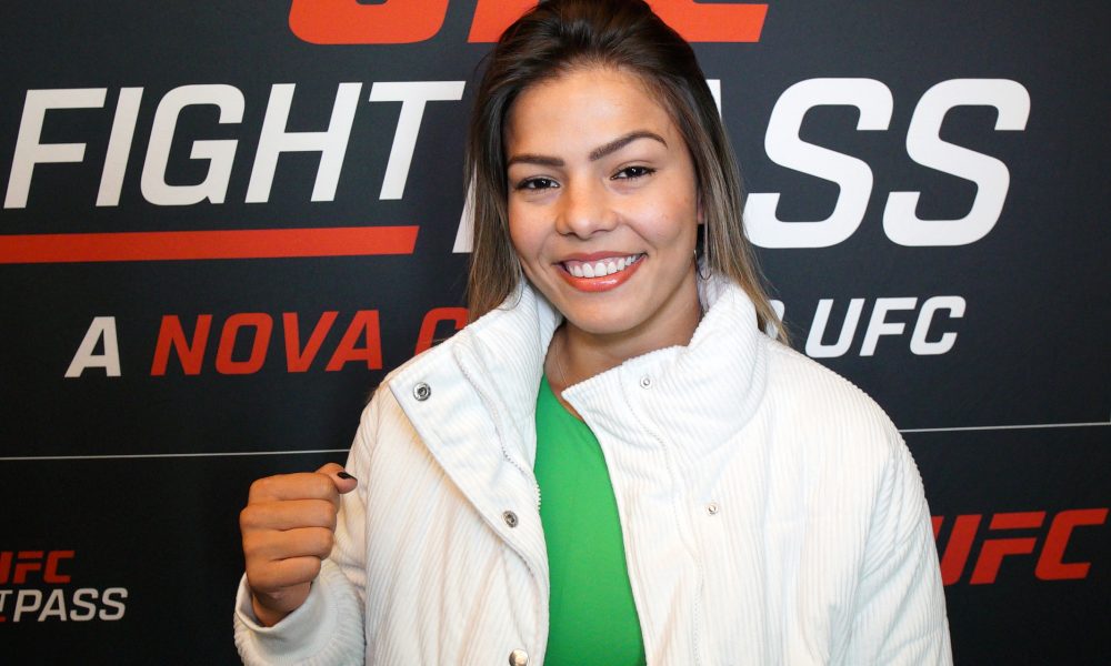 Luana Santos posa para foto após dar entrevista para a Ag Fight em Las Vegas