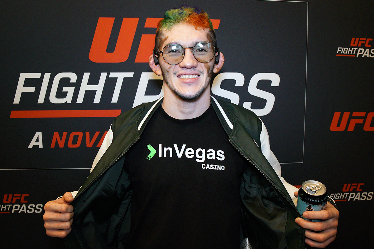 Melqui Costa posa para foto após dar entrevista para a Ag Fight em Las Vegas