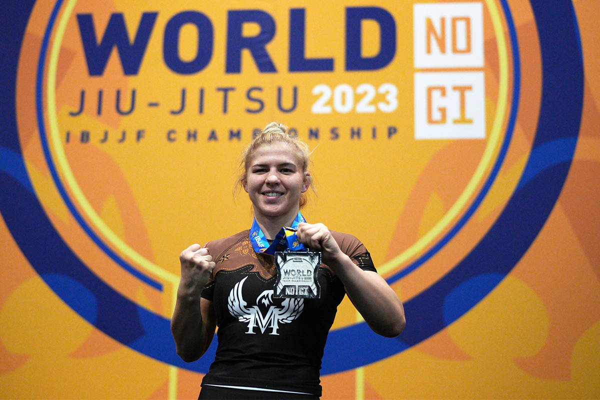 Miranda Maverick posa para fotos após conquistar a medalha de prata no mundial de jiu-jitsu