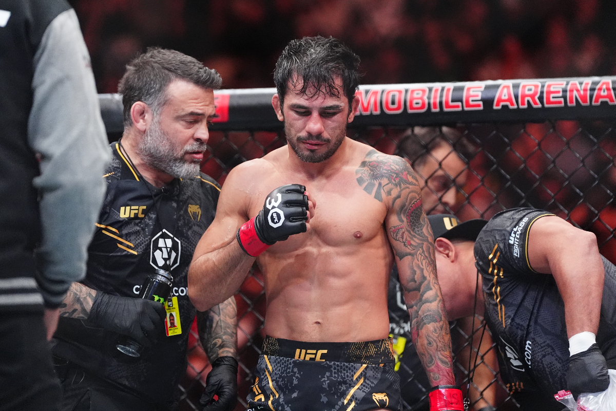 Pantoja recebe instruções do técnico Parrumpa no UFC 296