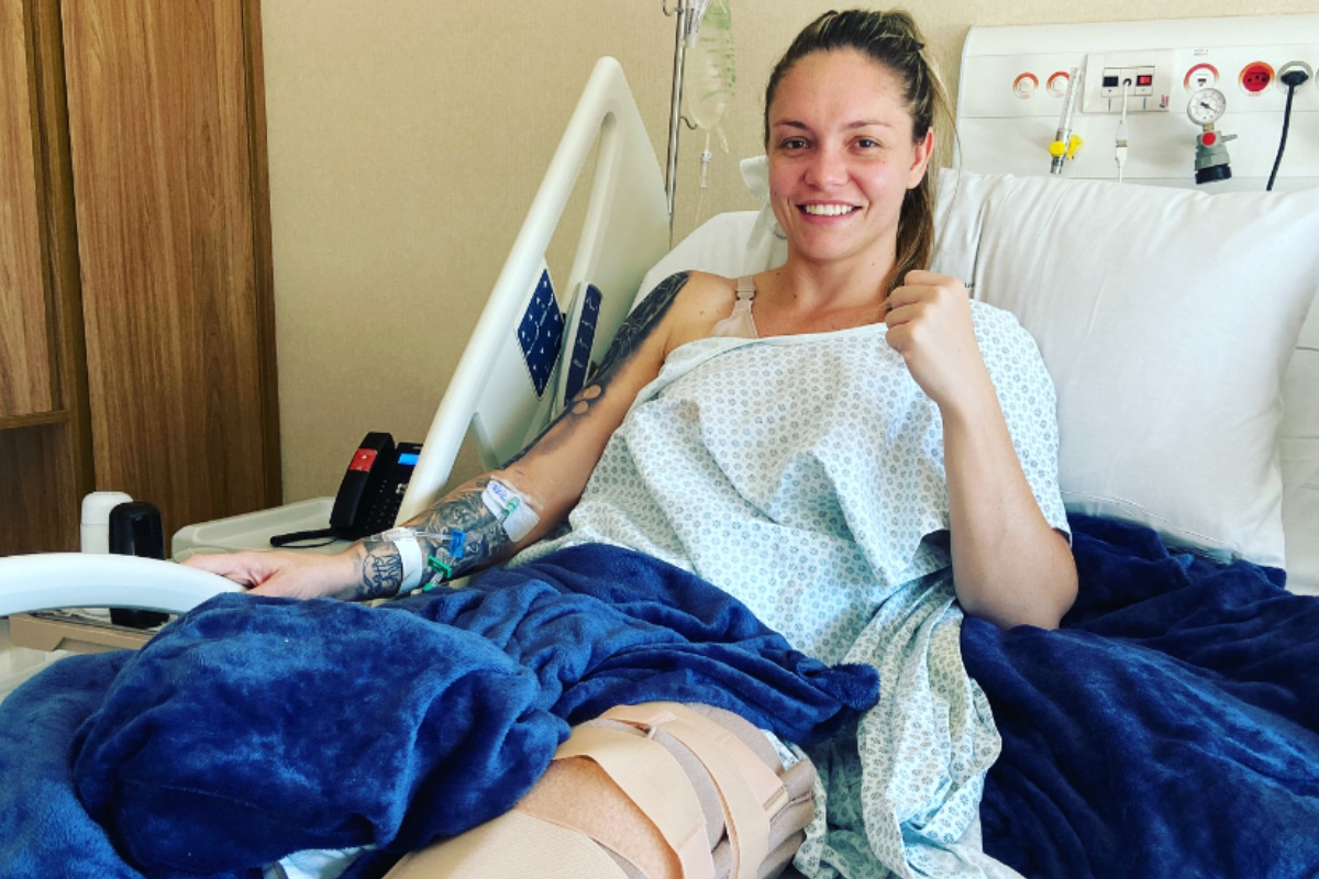 Tainara Lisboa posa após passar pelo procedimento cirurgico