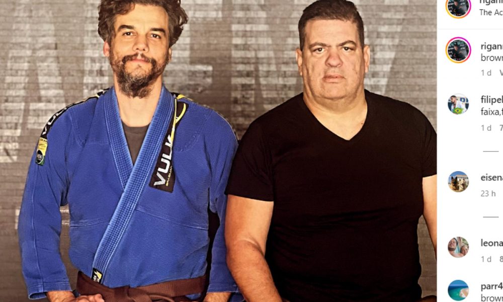 Ator Wagner Moura recebe a faixa-marrom de jiu-jitsu nos EUA