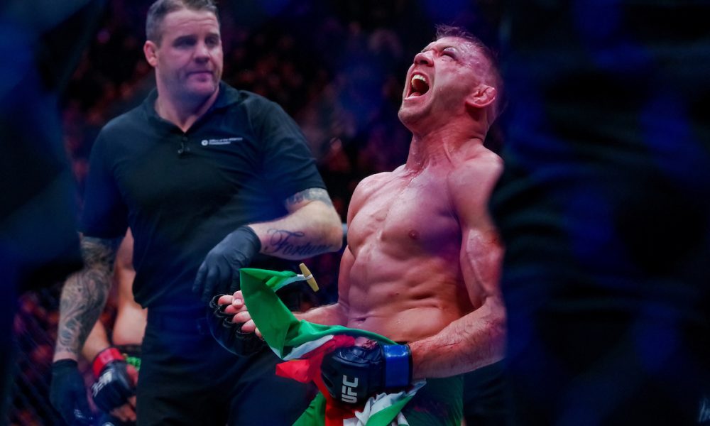 Dricus du Plessis comemora sua vitória sobre Sean Strickland no UFC 297.