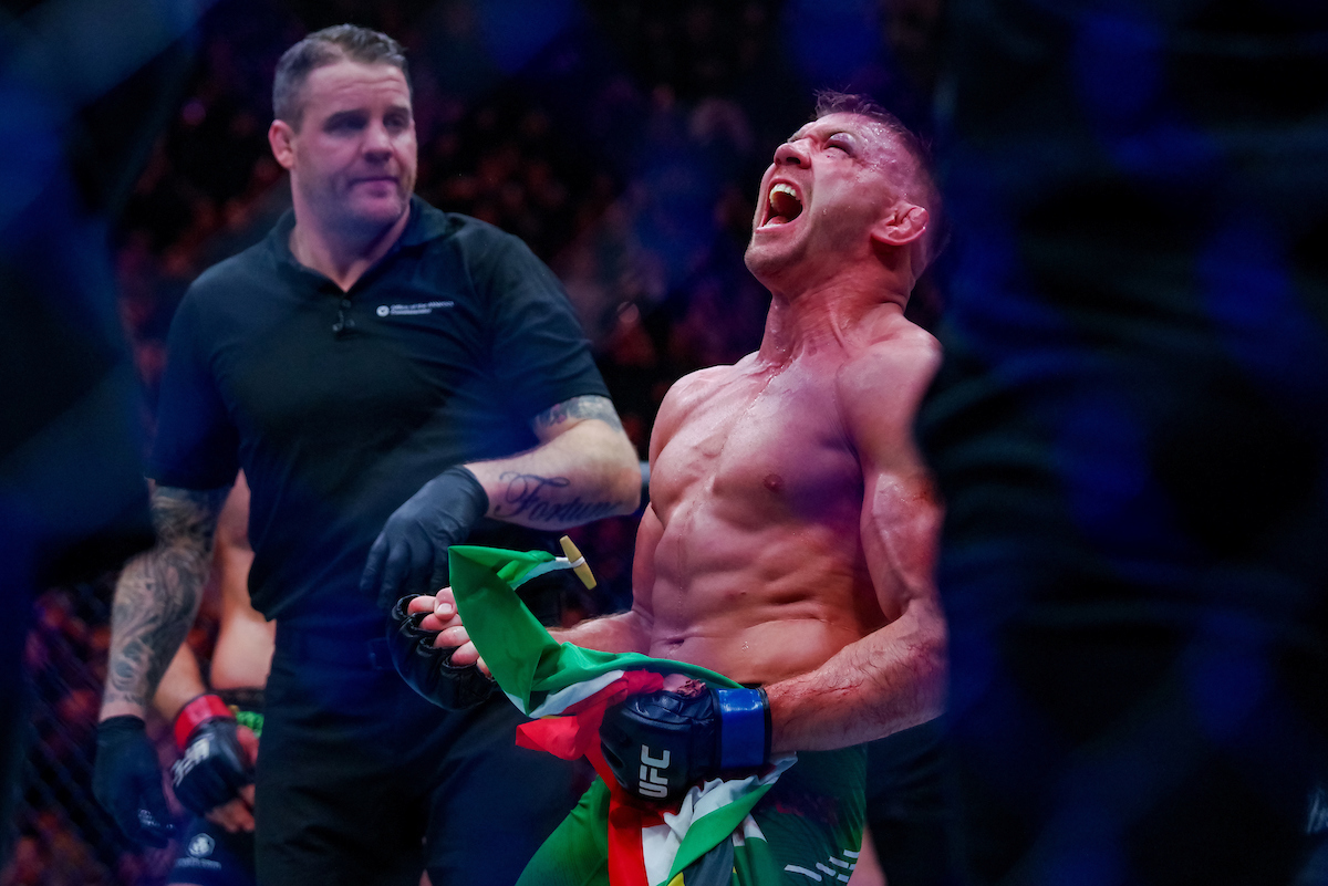 Dricus du Plessis comemora sua vitória sobre Sean Strickland no UFC 297.