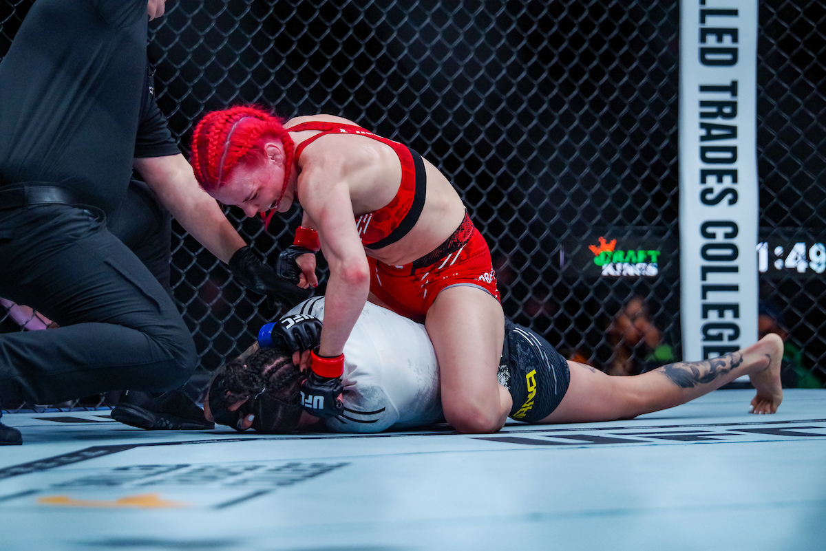 Polyana Viana foi derrotada por Gillian Robertson no UFC 297.