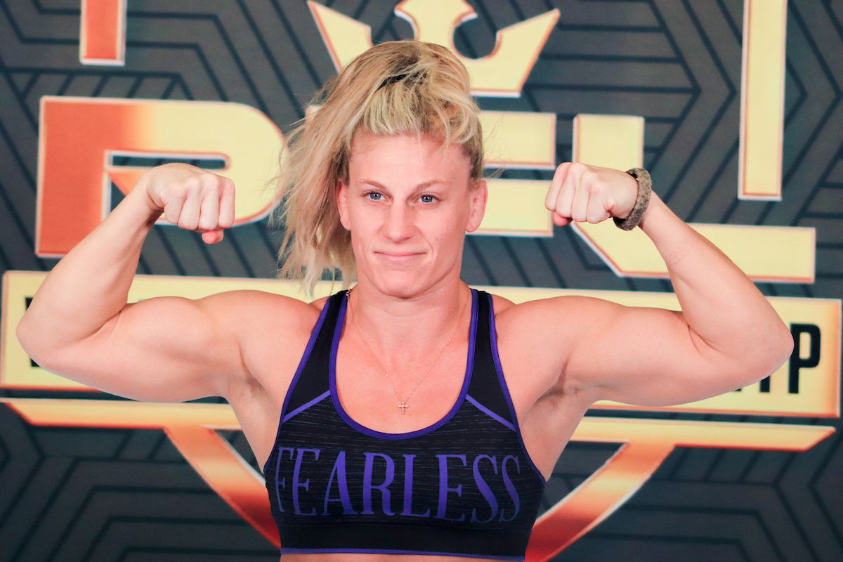 Kayla Harrison na pesagem em evento da PFL em 2022.