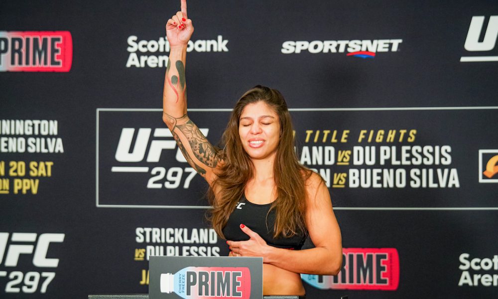 Mayra Sheetara comemora após bater o peso para o UFC 297.