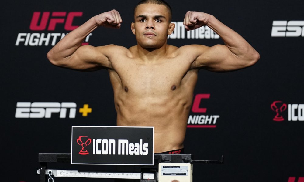 Mesmo derrotado, Nikolas Motta embolsa R$ 550 mil de bônus no UFC Baku