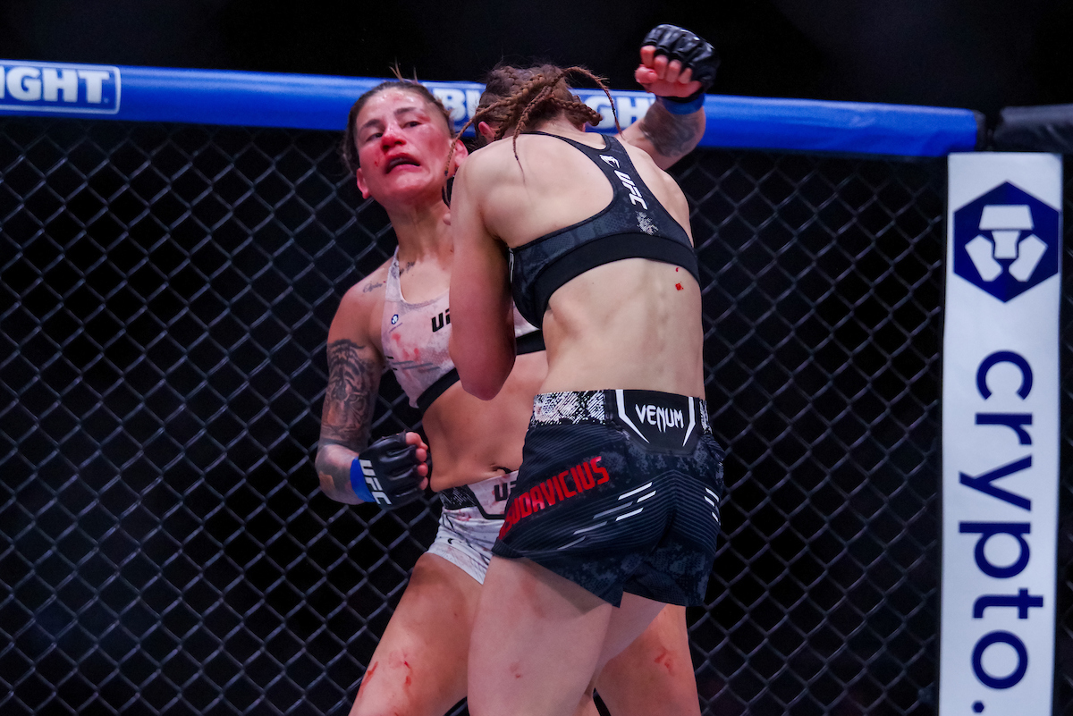 Priscila Pedrita foi derrotada por Jasmine Jasudavicius no UFC 297.