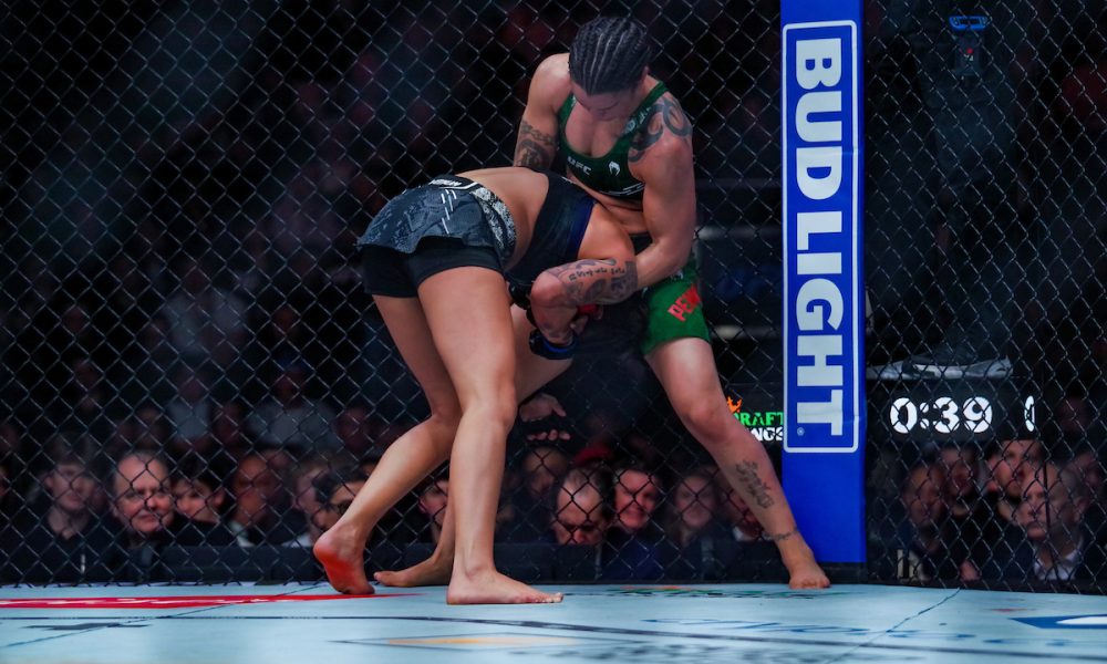 Mayra Sheetara engaja na luta agarrada com Raquel Pennington no UFC 297.