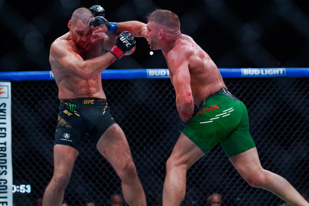 Dricus du Plessis venceu Sean Strickland e conquistou o título peso-médio do UFC.