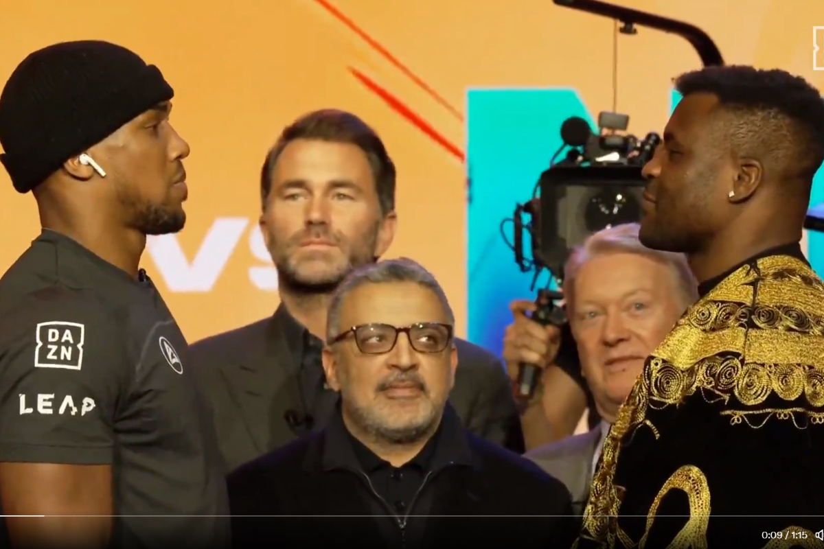 Anthony Joshua e Francis Ngannou fazem encarada