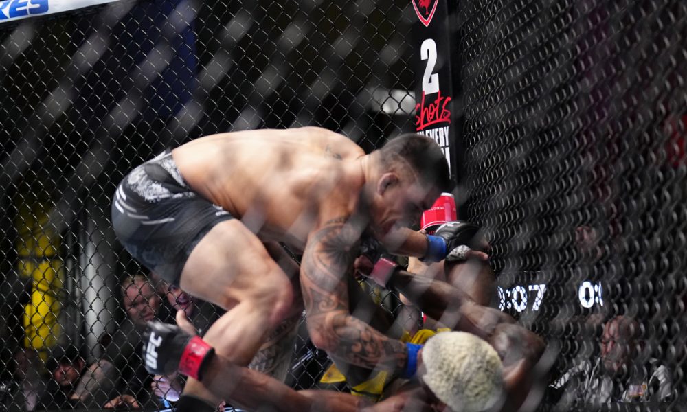 Brunno Hulk nocauteou Phil Hawes no UFC